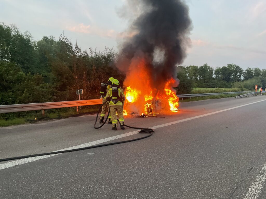 A57: Wieder steht ein Auto in Flammen 1 NRW kompakt