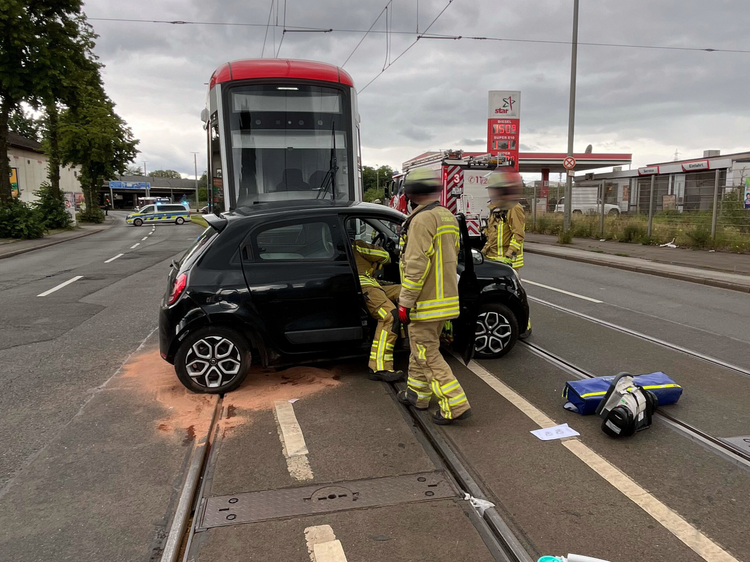 Auto kollidiert mit Straßenbahn 1 NRW kompakt