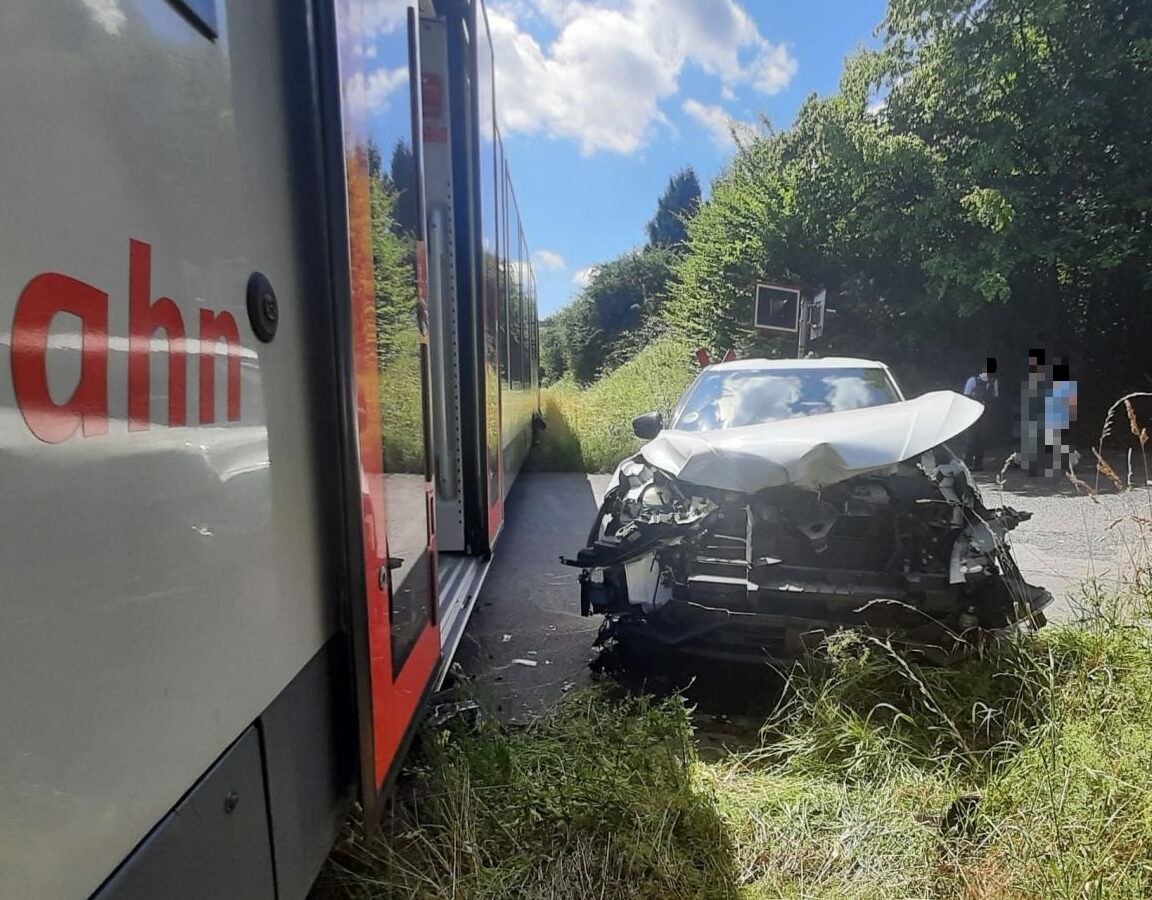 Zug kollidiert mit Pkw am Bahnübergang 1 NRW-Kompakt