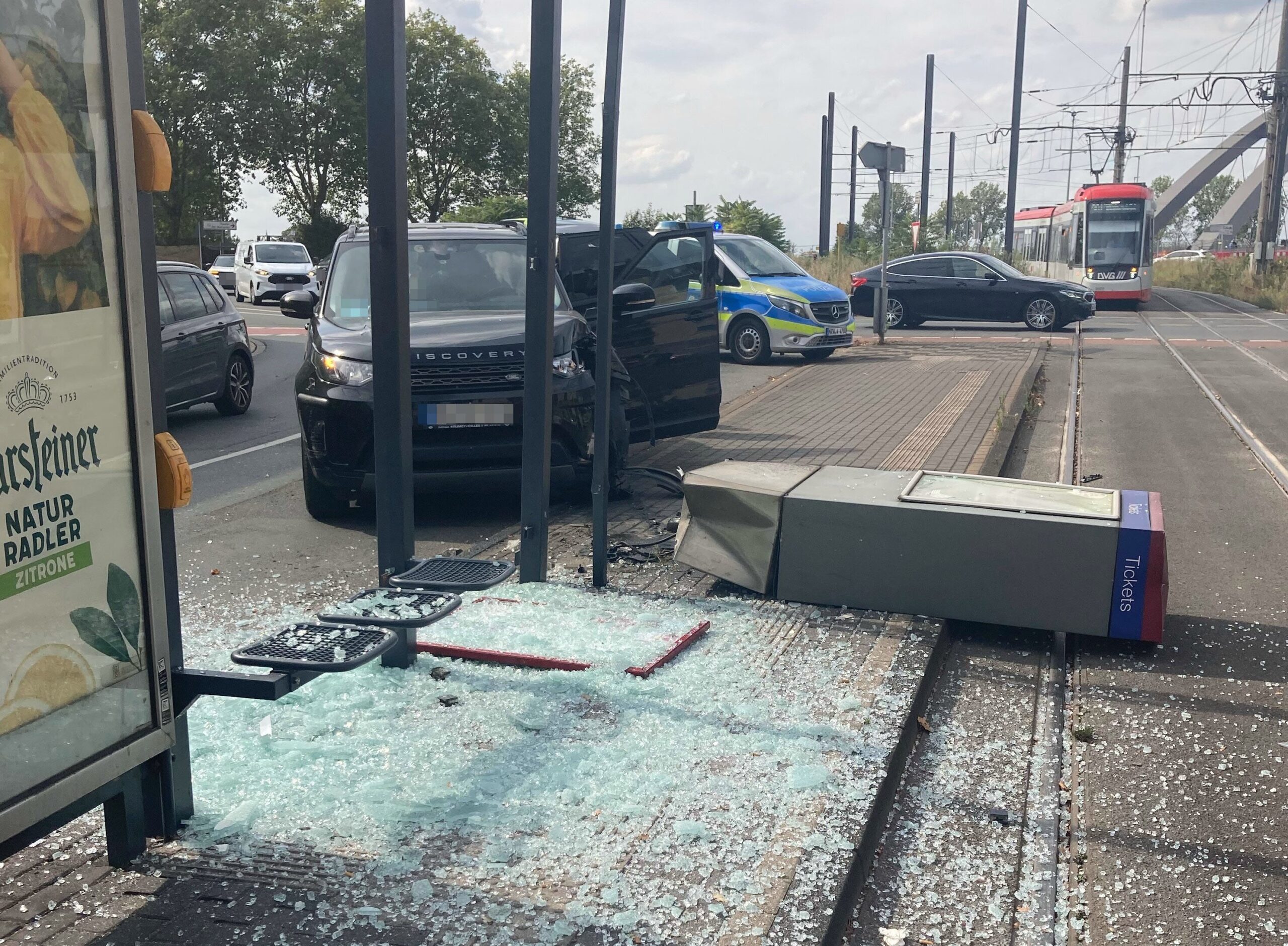 Kaßlerfeld: Auto prallt in Straßenbahnhaltestelle 1 NRW-Kompakt