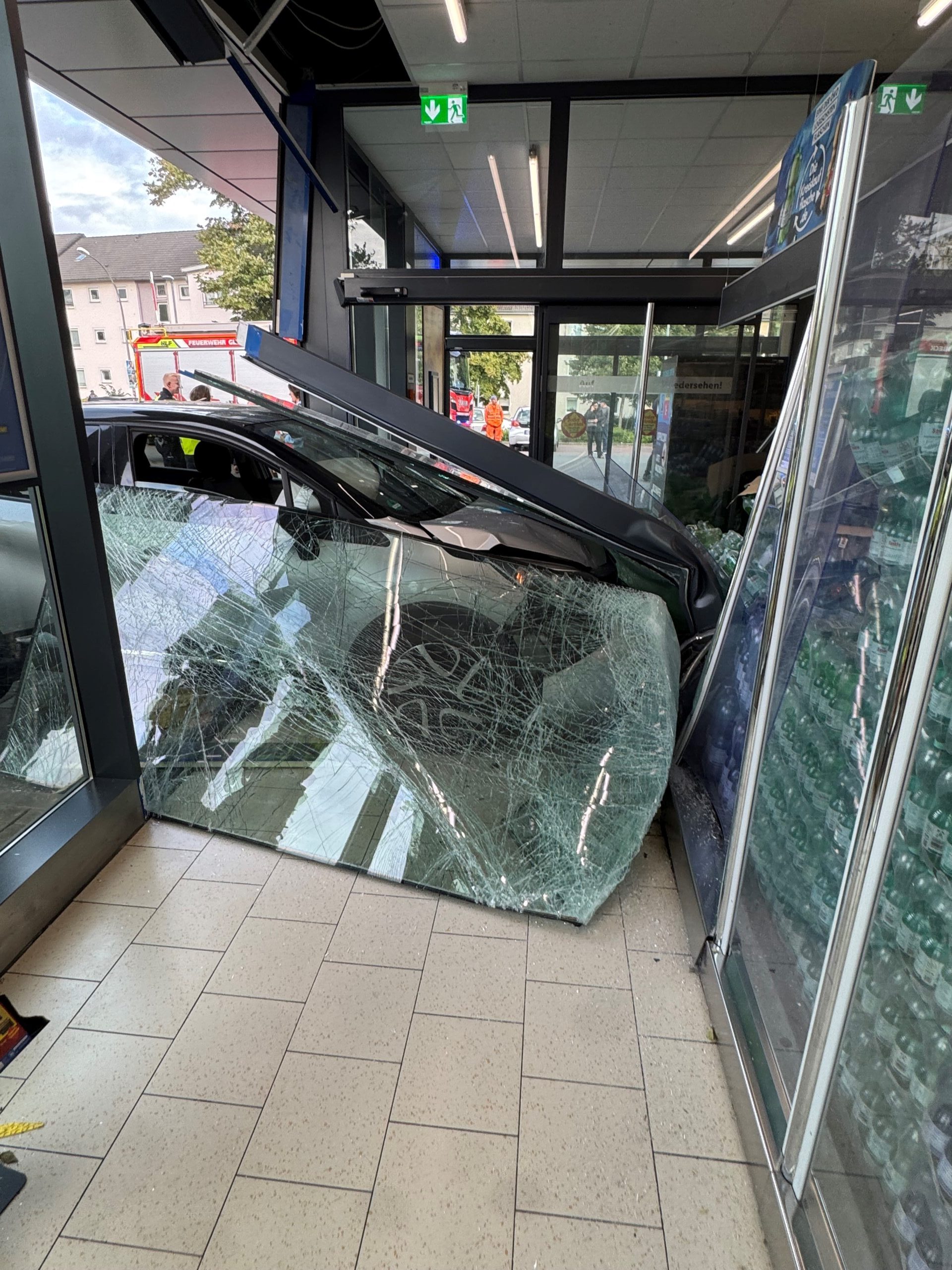 Pkw prallt gegen die Fassade eines Supermarktes 1 NRW-Kompakt