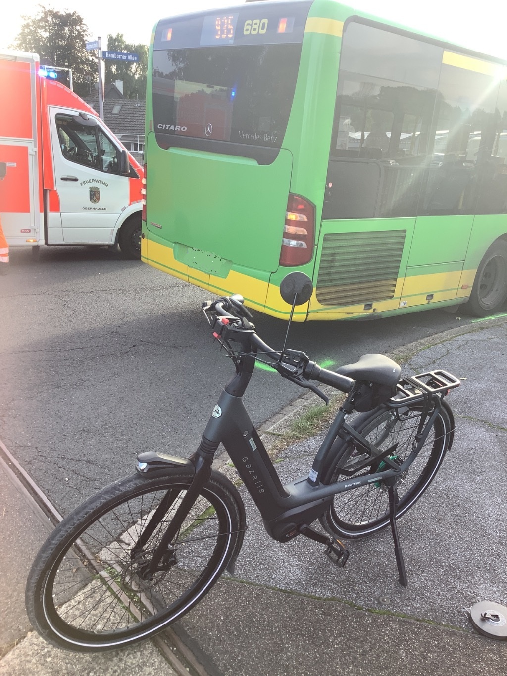 Verkehrsunfall zwischen Linienbus und Radfahrerin 1 NRW-Kompakt