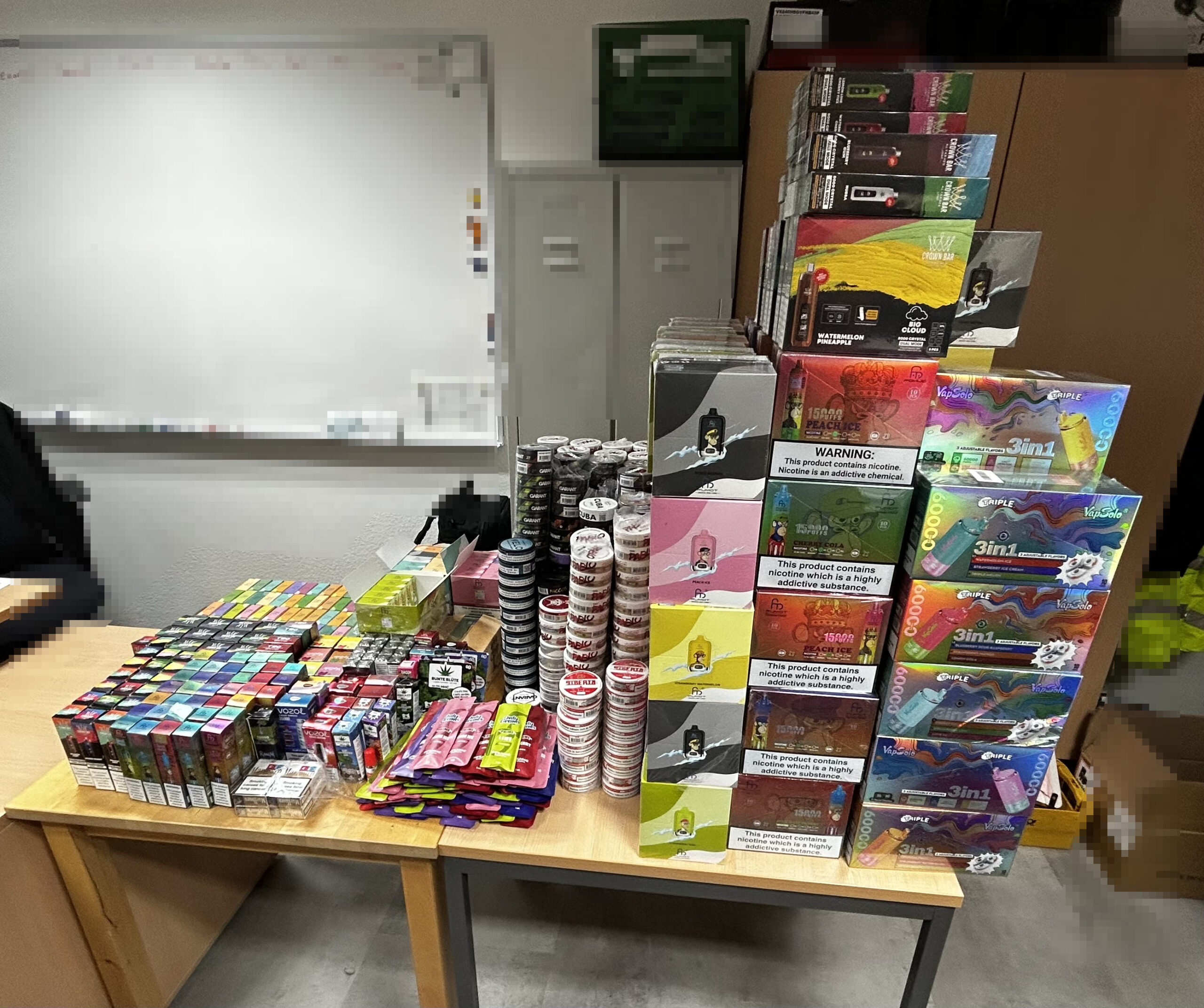 Zoll stellt große Mengen Vapes und Wasserpfeifentabak sicher 1 NRW-Kompakt