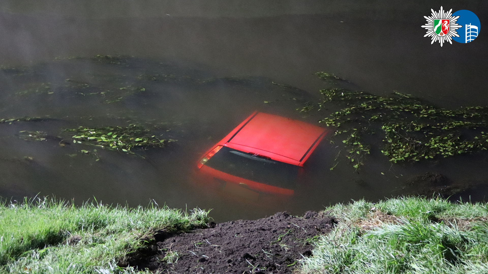 Auto landet in der Emscher 1 NRW-Kompakt