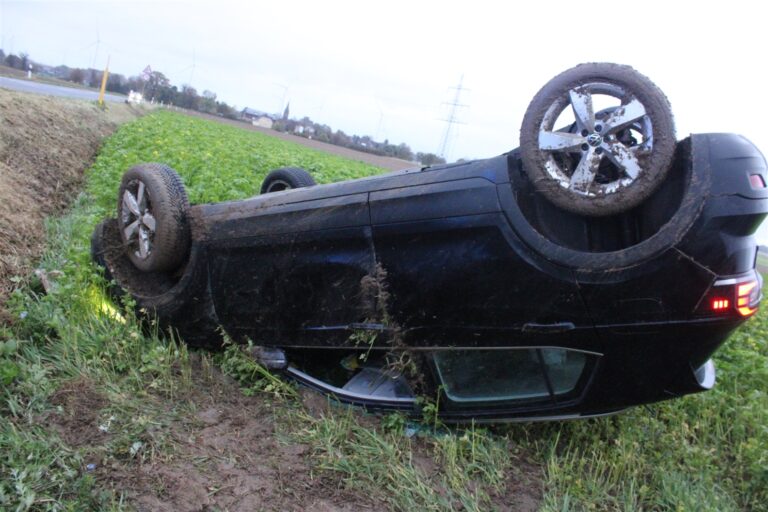 Auto überschlägt sich auf nasser Fahrbahn 3 NRW-Kompakt