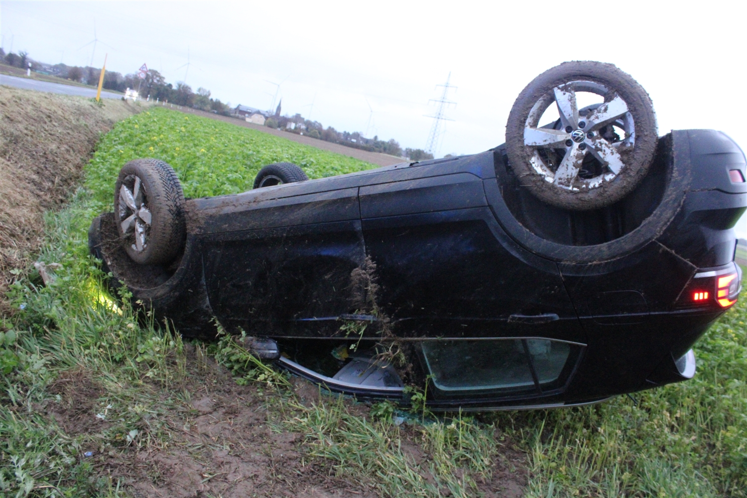 Auto überschlägt sich auf nasser Fahrbahn 1 NRW-Kompakt