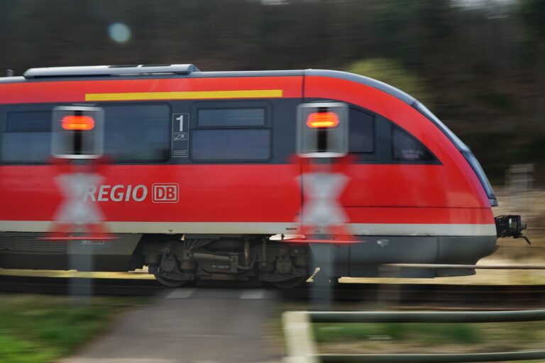 Person am Bahnübergang Ehreshoven vom Zug erfasst 3 NRW-Kompakt