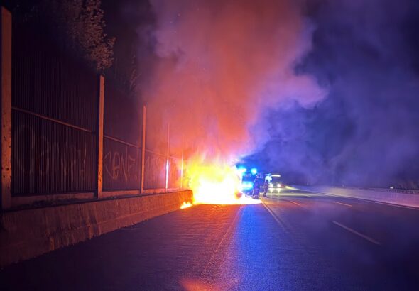 PKW-Brand auf der A1: Verkehr zeitweise beeinträchtigt
