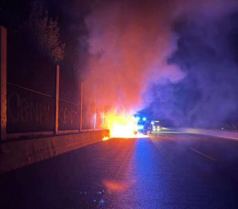 PKW-Brand auf der A1: Verkehr zeitweise beeinträchtigt