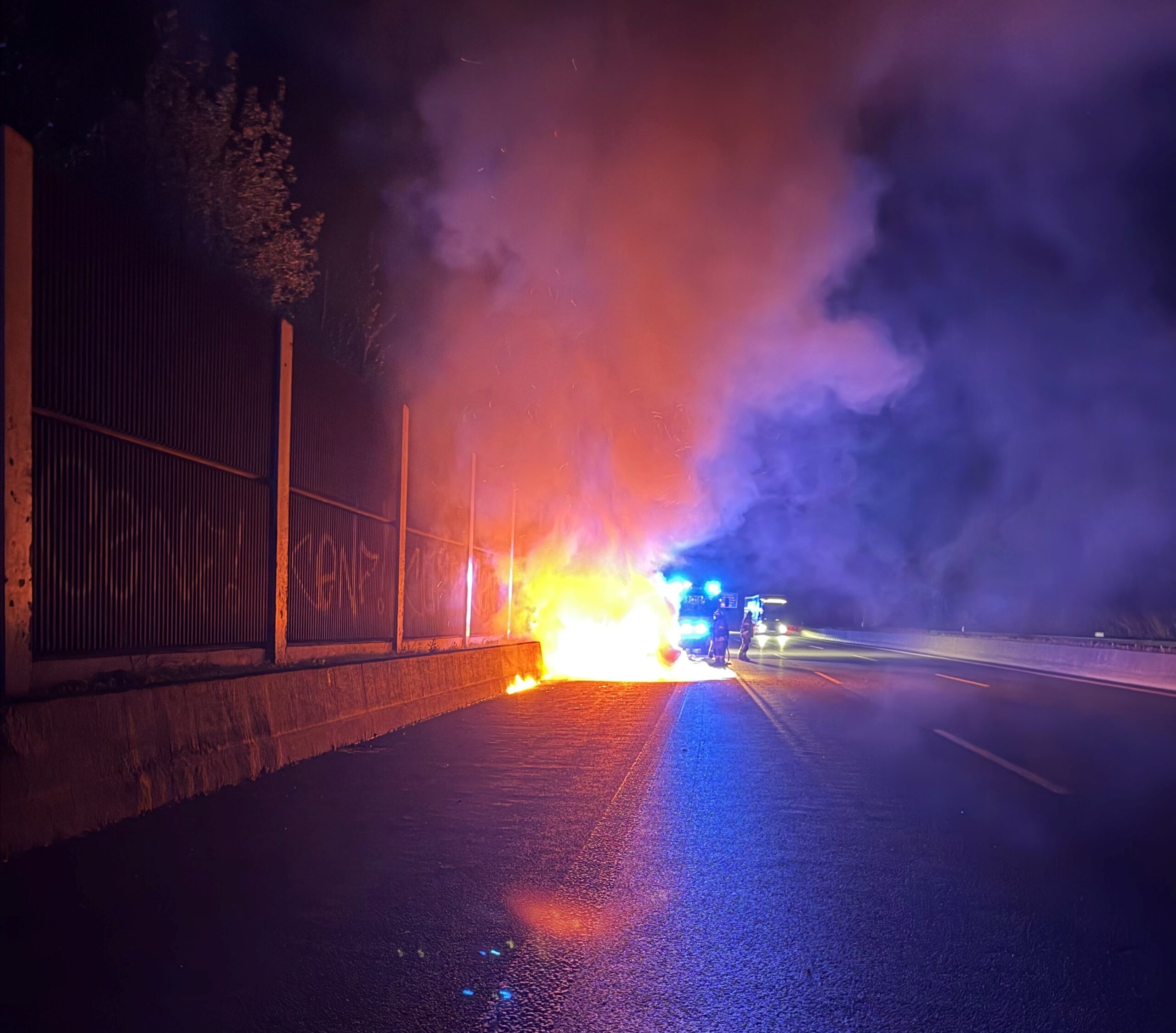 PKW-Brand auf der A1: Verkehr zeitweise beeinträchtigt